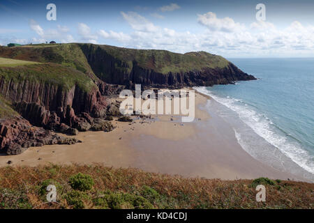 Presipe Strand mit der MOD Manorbier Camp Raketentests Aufstellungsort auf dem Hügel in Pembrokeshire, West Wales, Großbritannien Stockfoto