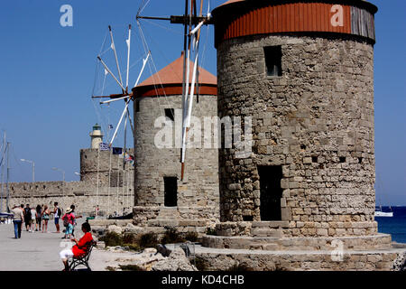 Windmühlen in der Nähe von Mandraki Hafen auf Rhodos Stockfoto