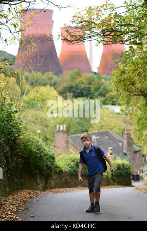 Kleiner Junge, der von der Schule auf einem steilen Hügel nach Hause geht. BILD VON DAVID BAGNALL Stockfoto