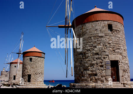 Windmühlen in der Nähe von Mandraki Hafen auf Rhodos Stockfoto