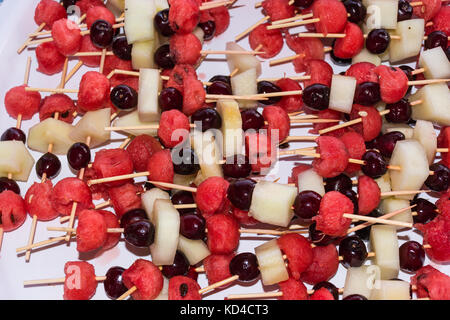 Obstspieße, enthalten verschiedene Früchte. Typische Sommer essen, am Meer essen oder am Strand, unter dem Dach, aber auch am Buffet als refreshmen Stockfoto