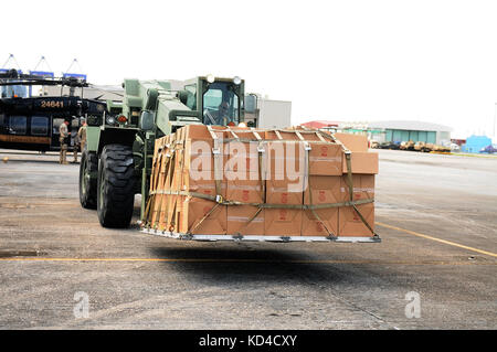 Mitglieder der Pennsylvania National Guard wichtige Versorgungen für Puerto Rico zu entladen. Stockfoto