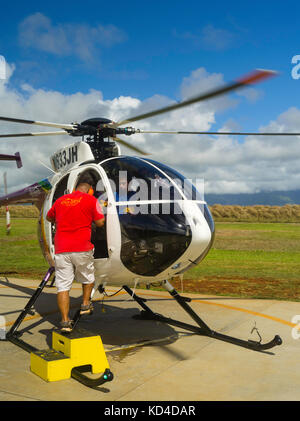 Jack hareter Hubschrauber bereitet für eine Sightseeing Tour Flug lihue (lih) Flughafen, Lihue, Kauai, Hawaii. Stockfoto