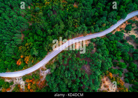 Luftaufnahme von drohne über Berg Straße durch Wald Landschaft gehen. Stockfoto