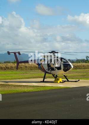 Jack hareter Hubschrauber bereitet für eine Sightseeing Tour Flug lihue (lih) Flughafen, Lihue, Kauai, Hawaii. Stockfoto