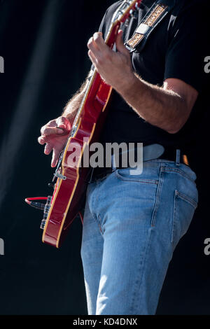 Ansicht schließen Detail einer Gitarre spielen auf einem Konzert Stockfoto