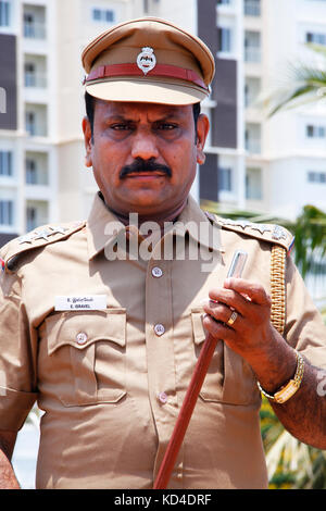 Indische Polizei Officer bei Außerhalb suchen Stockfoto
