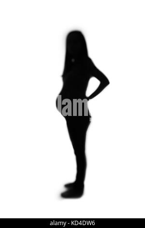 Defokussierten Silhouette der schwangeren Frau auf weißem Hintergrund. Stockfoto