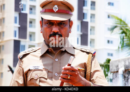 Indische Polizei Officer bei Kamera suchen Stockfoto