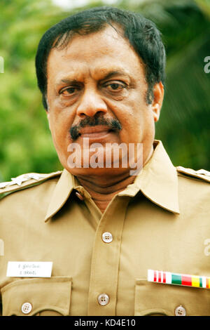 Indische Polizei Officer bei Kamera suchen Stockfoto