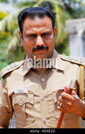 Indische Polizei Officer bei Außerhalb suchen Stockfoto