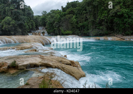 April 16, 2014 tumbala, Mexiko: Die 'Agua Azul 'Wasserfall besteht aus vielen Katarakte nach einer nach dem anderen und ist eine der Hauptattraktionen o Stockfoto