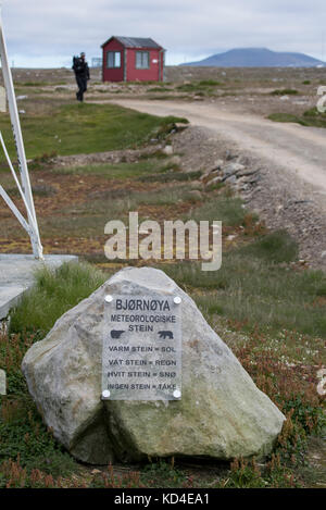 Norwegen, Barentssee, Spitzbergen, Nationalpark Südspitzbergen. Bear Island Nature Reserve alias Bjornoya. MTK-Stationsschild. Stockfoto