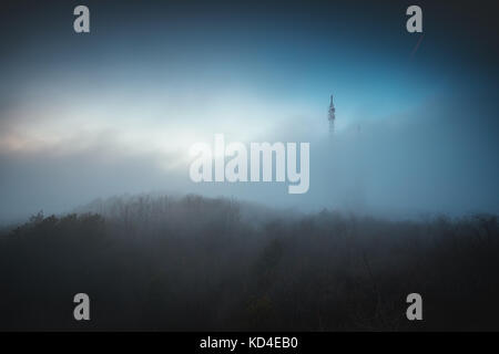 Misty Nebel über Anschluss und Radio Tower in die Berge Stockfoto
