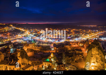 Stadt Göreme in der Nacht in Kappadokien, Zentralanatolien, Türkei Stockfoto