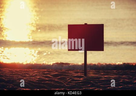 Leeres Namensschild am tropischen Strand. Stockfoto