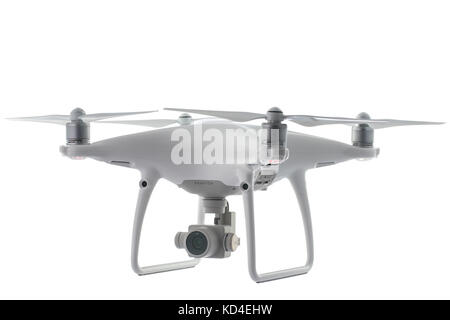 Varna, Bulgarien - 05. Januar 2017: Fliegender Drohnen-Quadcopter DJI Phantom 4Pro Optimized Vision Positioning System, isoliert auf Weiß mit Clipping Path Stockfoto