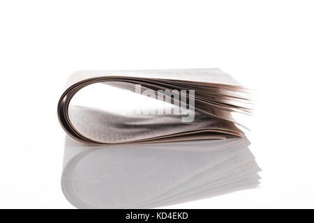 Alte gefaltete Papier auf weißem Hintergrund Stockfoto