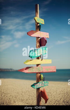 Holz- handgemachte Wegweiser auf den tropischen Strand. Stockfoto