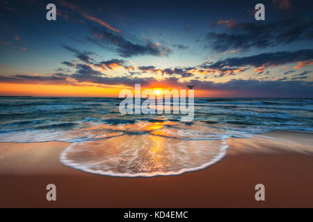 Fliegende Drohne über dem Meer. sunrise geschossen. Stockfoto