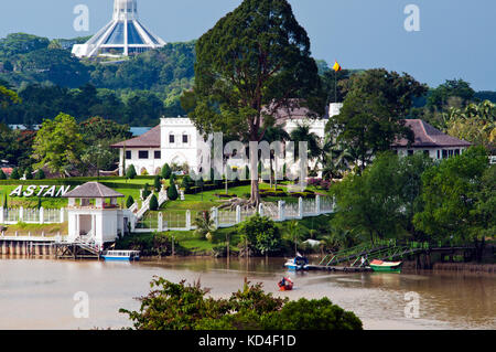 Sarawak River Szene mit Astana und Parlament Gebäude im Hintergrund, Kuching, Sarawak, Malaysia Stockfoto