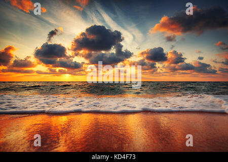 Schöne cloudscape über das Meer, sunrise geschossen Stockfoto