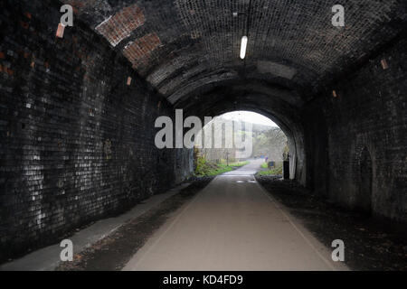 Der Monsal Trail in Derbyshire England, Großbritannien, ist ein ungenutzter Tunnel aus dem Grabstein Stockfoto