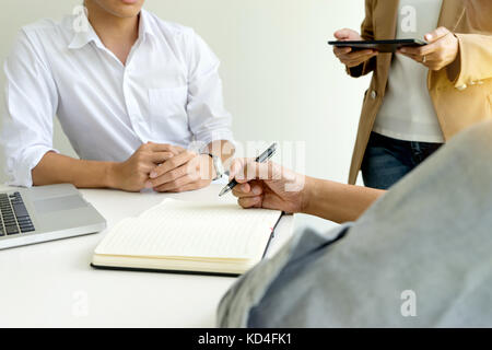 Business Teamarbeit Mann Frau arbeitet im Amt weiß Ton Stockfoto