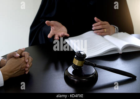 Richter Hammer mit der Justiz Rechtsanwälte Kläger oder Beklagte treffen in Kanzlei in den Hintergrund. Begriff des Rechts. Stockfoto