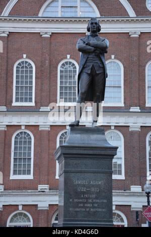 Die Samuel Adams memorial Statue vor der Faneuil Hall in der Innenstadt von Boston Stockfoto