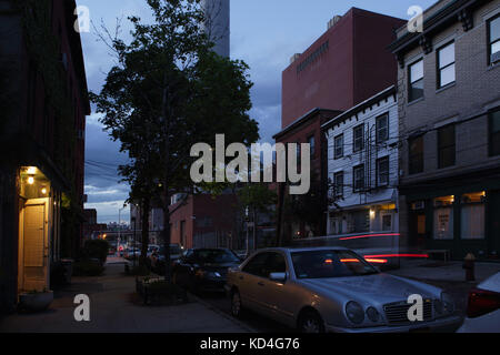 Finsternis ein Vinegar Hill backstreet in der Nähe von dumbo Brooklyn. die alten Häuser auf Hudson Avenue in Vinegar Hill, Brooklyn, New York. Vinegar Hill liegt Stockfoto