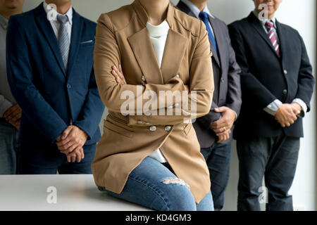 Geschäftsfrau, ein Führer der Business Team Chef stand vor der Gruppe. Stockfoto