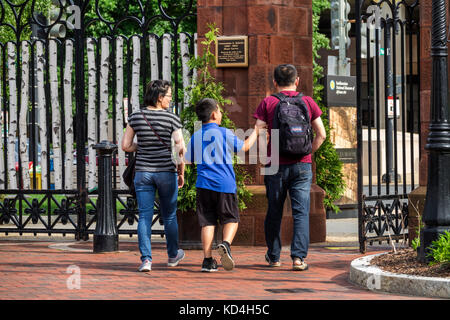 Washington DC, District of Columbia, National Mall, Enid A. Haupt Garden, Gate, Asiaten Ethnische Einwanderer Minderheit, Erwachsene Erwachsene Männer Männer männlich Stockfoto