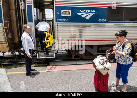 Orlando Florida, Bahnhof, Eisenbahn, Zug, Amtrak, Haltestelle, Erwachsene Erwachsene Männer Männer Männer, Frau Frauen weibliche Dame, Passagiere Passagiere Fahrer, Gepäck, ausemba Stockfoto