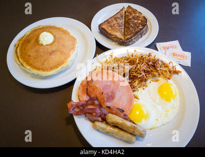 Ein Grand Slam Frühstück von Denny (Denny's Diner), einem bekannten Pancake House und schnelle ungezwungene Restaurant kette. Stockfoto