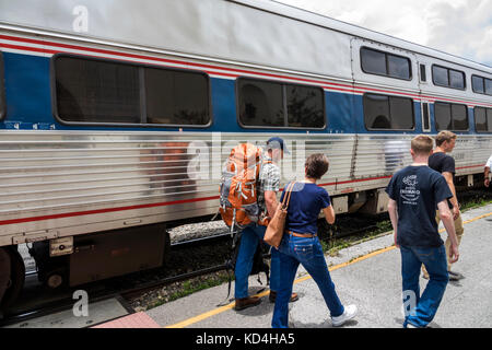 Orlando Florida, Bahnhof, Eisenbahn, Zug, Amtrak, Haltestelle, Erwachsene Erwachsene Erwachsene Mann Männer Männer, Frau Frauen weibliche Dame, Passagiere Passagiere Fahrer, Ankunft, backpac Stockfoto