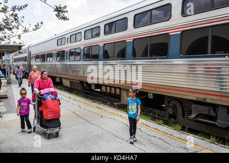 Orlando Florida, Bahnhof, Eisenbahn, Zug, Amtrak, Haltestelle, Schwarze Schwarze Afrikanische Afrikanische ethnische Minderheit, Erwachsene Erwachsene Frau Frauen weibliche Dame, Mädchen, femal Stockfoto