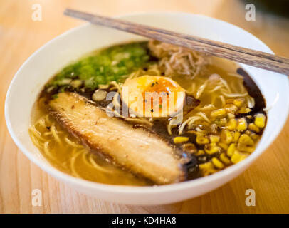 Japanische Ramen Nudeln (prairie Schweinefleisch shio) aus der Prairie Noodle Shop in Edmonton, Alberta, Kanada. Stockfoto