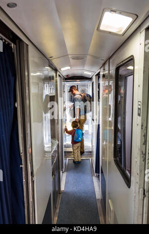 Miami Florida, Bahnhof, Eisenbahn, Zug, Amtrak, Haltestelle, Ankunft, Mann Männer männlich, junge Jungen, Kind Kinder Kind Kinder Youngster, Passagier Passagiere Fahrer, DIS Stockfoto