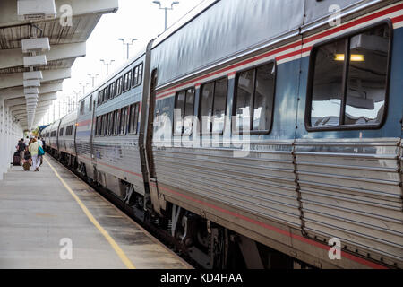 Miami Florida, Bahnhof, Eisenbahn, Zug, Amtrak, Haltestelle, Ankunft, Passagiere Fahrer, Aussteigen, FL170531013 Stockfoto