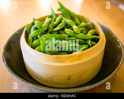 Eine Schüssel Edamame Bohnen mit Salz. Stockfoto