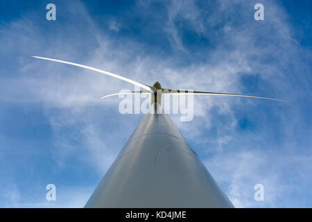 Eine Windkraftanlage gesehen von unten gegen den blauen Himmel. Stockfoto