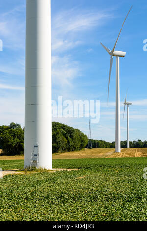 Drei Windkraftanlagen ausgerichtet inmitten der Felder erneuerbaren Strom aus der Energie des Windes erzeugen. Stockfoto