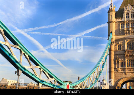 Kondensstreifen, Kondensstreifen oder Kondensstreifen, Luftverschmutzung sichtbar am Himmel über der Tower Bridge in London, England, Großbritannien Stockfoto