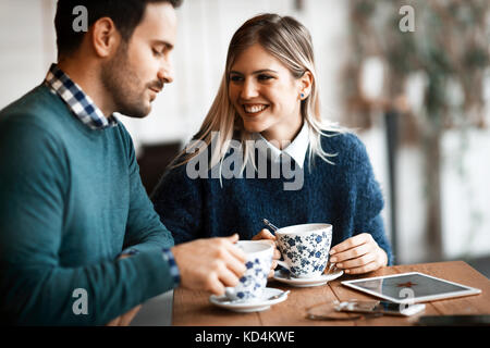 Junge schöne Paar Datum im Coffee Shop Stockfoto