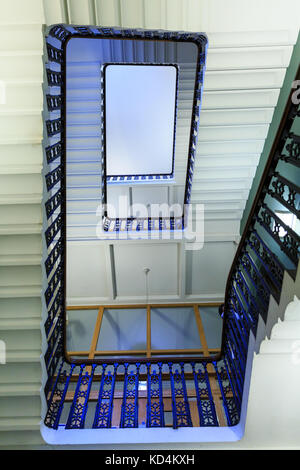 Sehen Sie die viktorianische Gusseisengeländer-Wendeltreppe in der Maughan Library, King's College London, Großbritannien Stockfoto