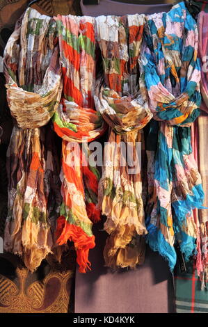 Bunte Tücher in einem Regal eines fashion shop hängen Stockfoto