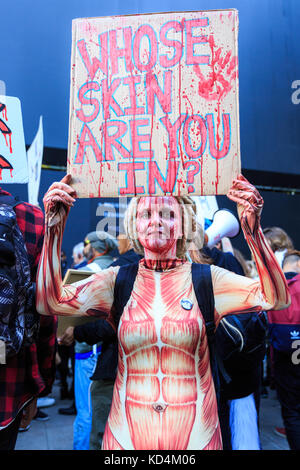 Weibliche Tierschutzprotestentin hält Schild gegen Tierschutzmissbrauch, London UK Stockfoto