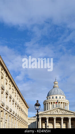 Blauer Himmel über einem pantheon in Paris, Frankreich. Stockfoto