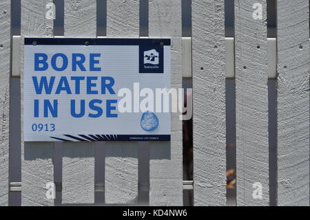 Schild „Bore Water in use“, Wohnanlage, Townsville, Queensland, Australien, Oktober 2017 Stockfoto
